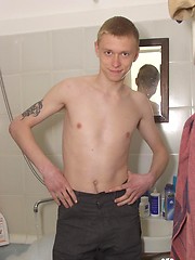 Tattooed twink rubs his muscled ass in the shower