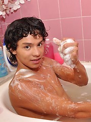 HMBoy Rafael makes waves in the bath